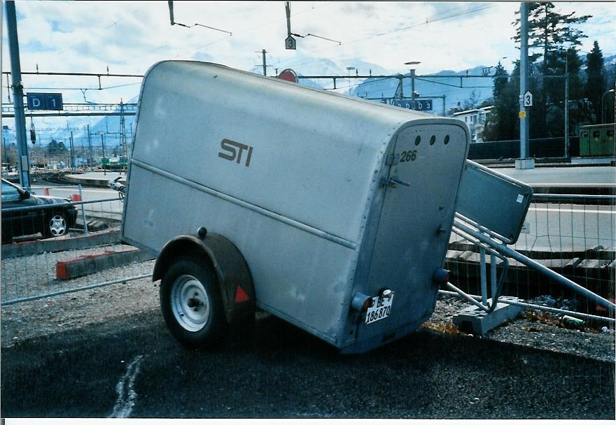 (105'034) - STI Thun - Nr. 266/BE 186'870 - Moser Gep�ckanh�nger (ex Nr. 66) am 14. M�rz 2008 beim Bahnhof Thun (prov. Haltestelle)