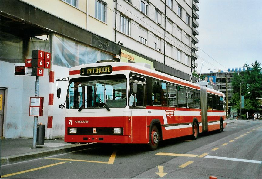 (107'616) - VB Biel - Nr. 71 - Volvo/R&J Gelenktrolleybus am 1. Juni 2008 beim Bahnhof Biel