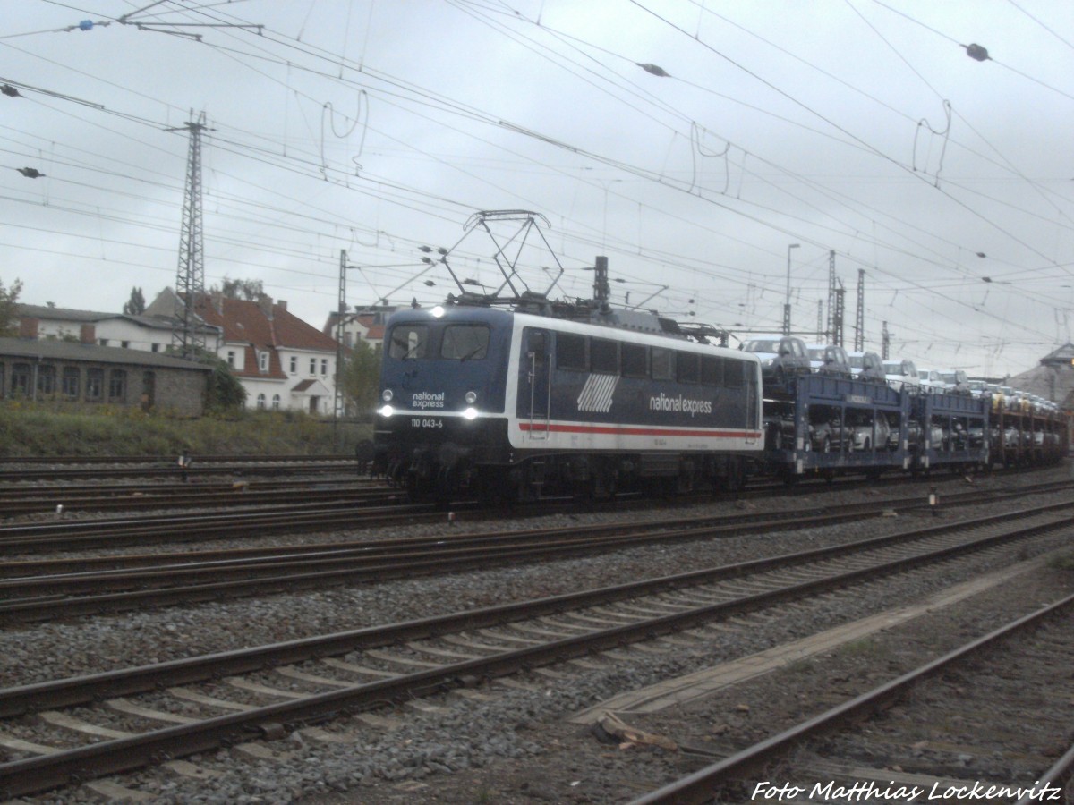 110 043-6 der nationalexpress mit einem G�terzug beim verlassen des Bahnhofs Halle (Saale) Hbf am 14.9.14