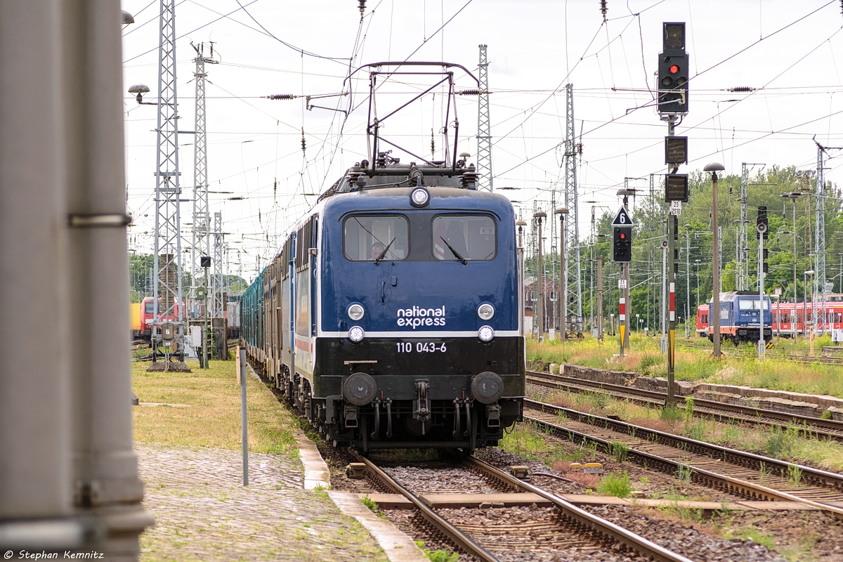 110 043-6 PRESS (110 511-3) mit der Wagenlok 140 810-3 und einem Autotransportzug in Stendal und fuhr weiter in Richtung Magdeburg. 10.06.2017