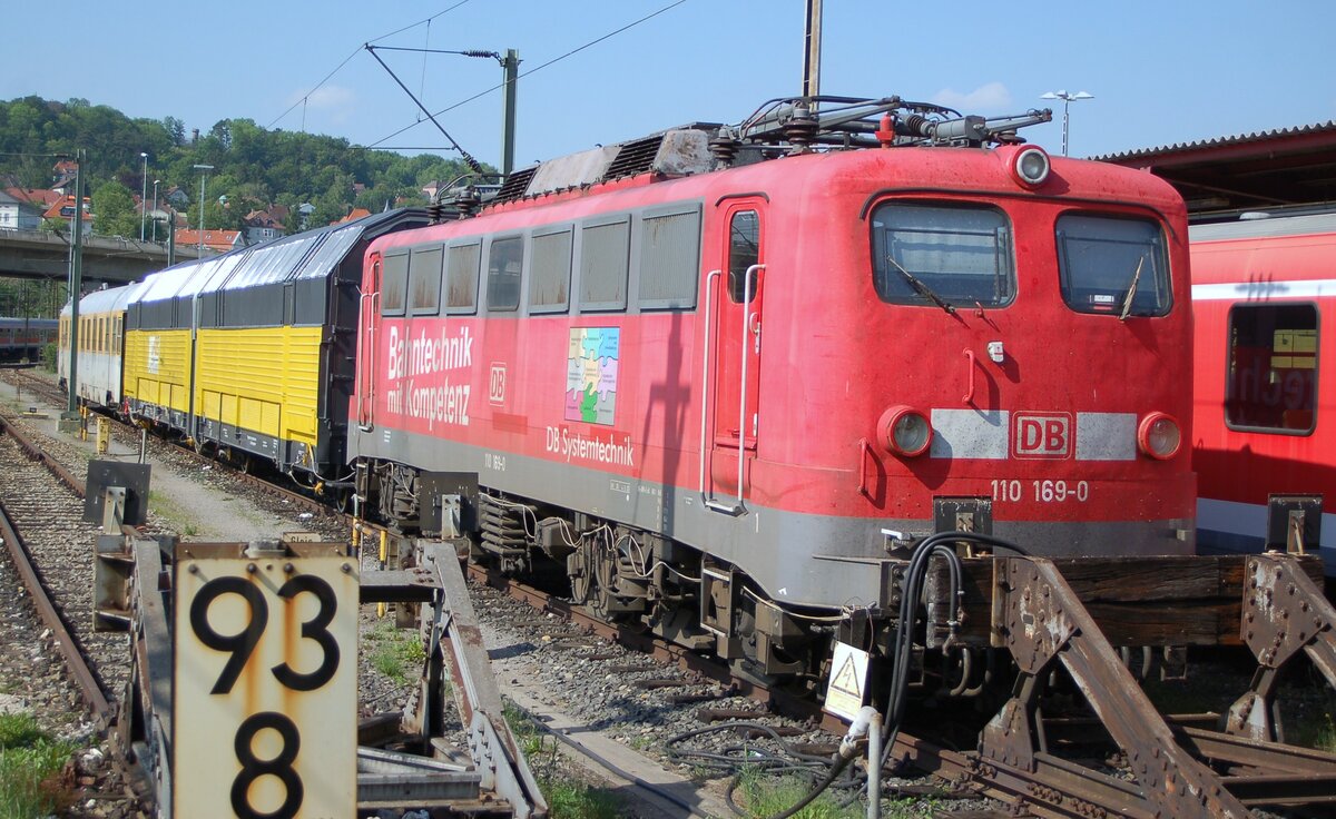 110 169-0 DB Systemtechnik Meßzuglok mit verschlossenem Autotransportwagen und Meßsteuerwagen in Ulm am 27.05.2007.
