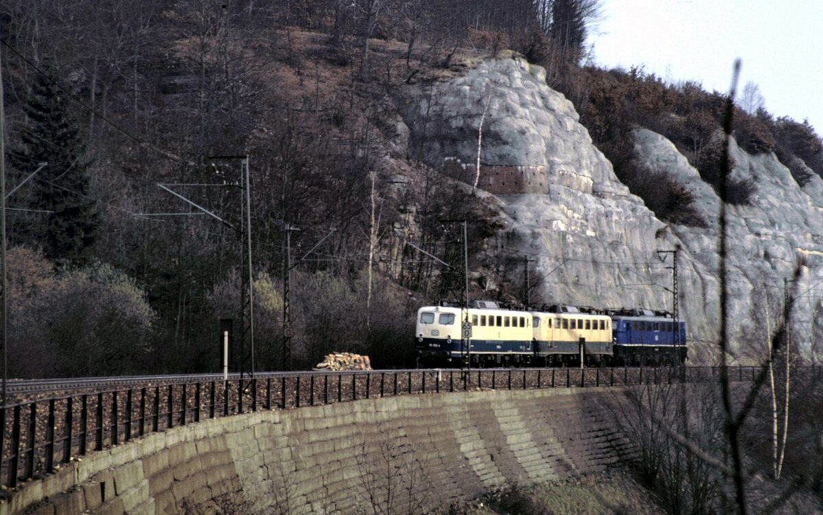 110 252-4 und 2 weitere auf der Geislinger Steige unterhalb des Mühltalfelsens am 02.04.1982.