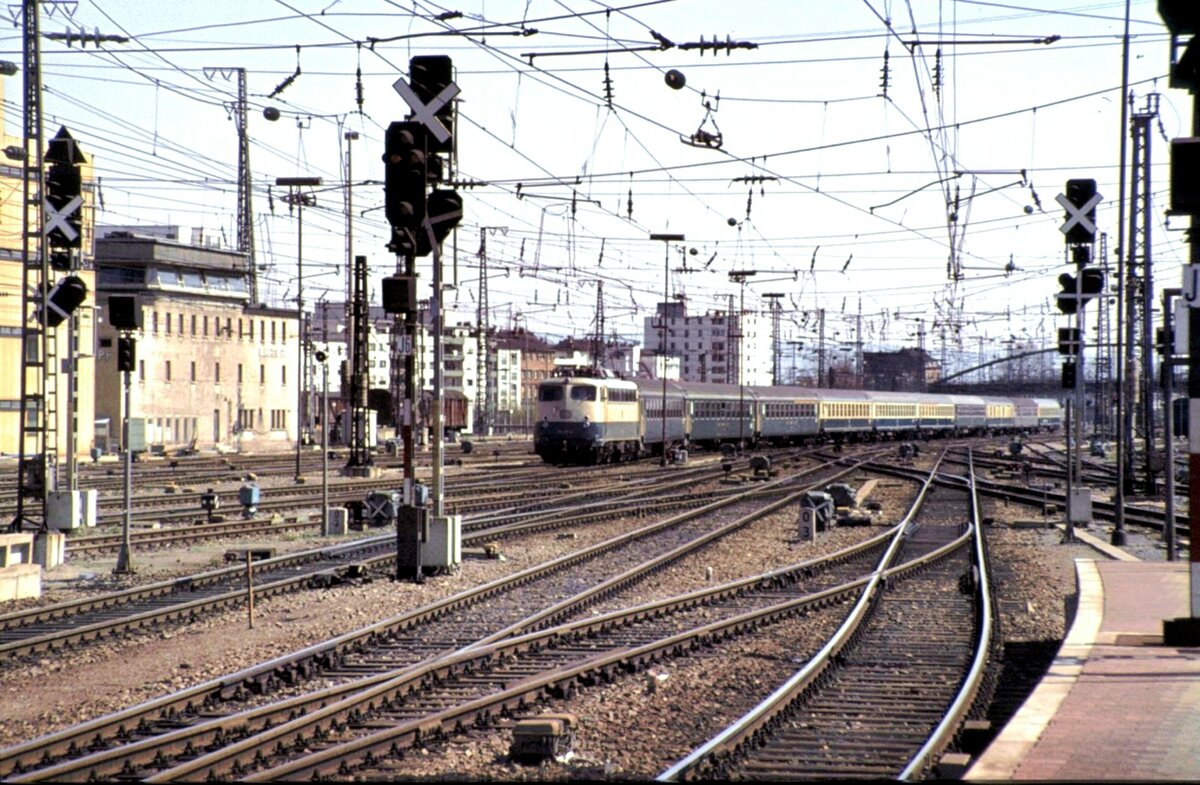 110 350-6 mit internationalem D-Zug mit SBB-Kurswagen in der Einfahrt zum Mannheimer Bahnhof am 17.04.1982.