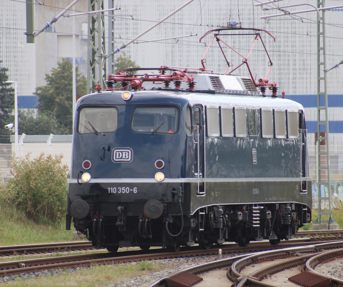 110 350 beim Rangieren am 18.07.2026 in Warnem�nde.