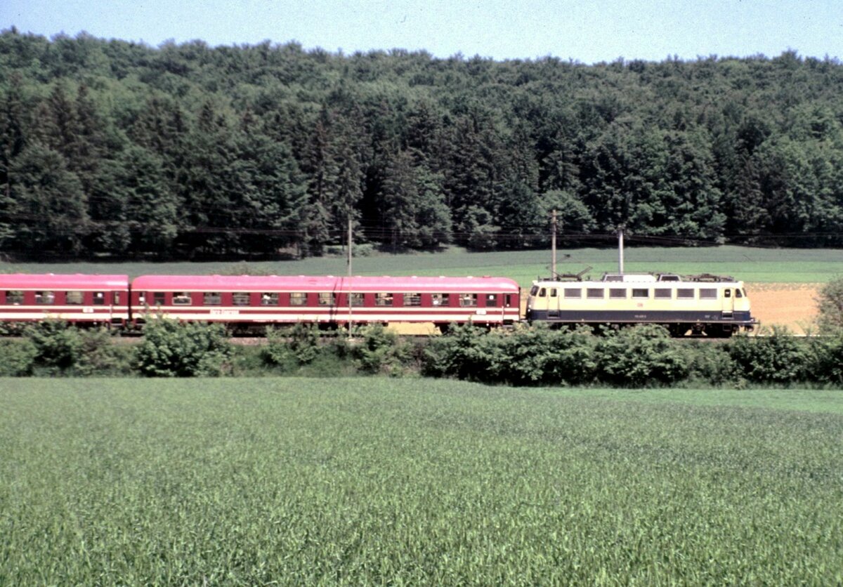 110 429-6 mit einem Tour Express bei Amstetten am 06.06.1996.