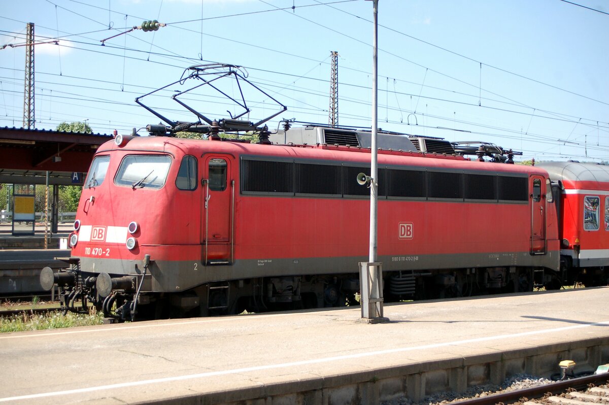 110 470-2 mit Nahverkehrszug in Ulm am 07.05.2009.