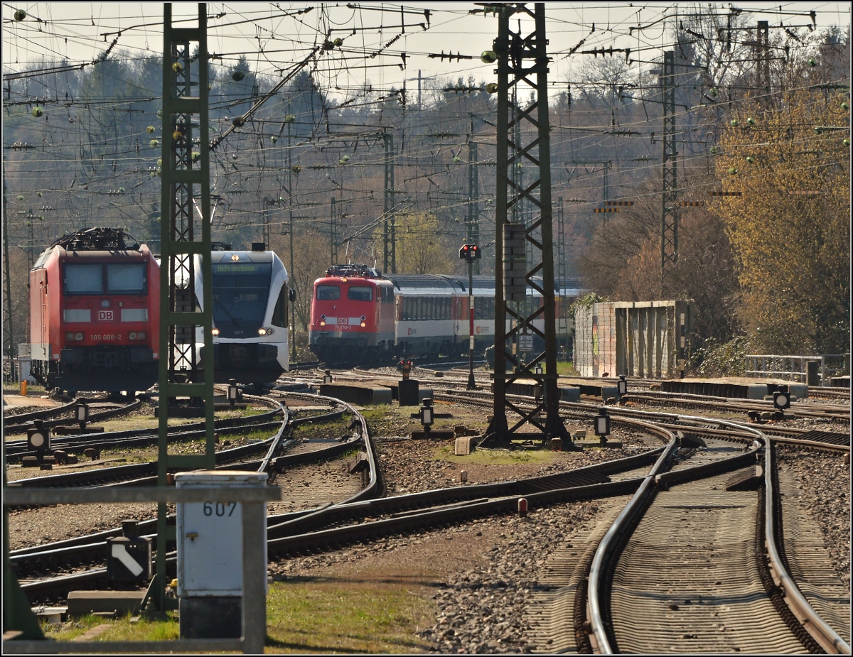 110er-Glück in Singen. 

Hier kommt 115 293-3 mit ihrem IC aus Stuttgart an, parallel zur Einfahrt des GTW aus Bülach (CH). Februar 2014.