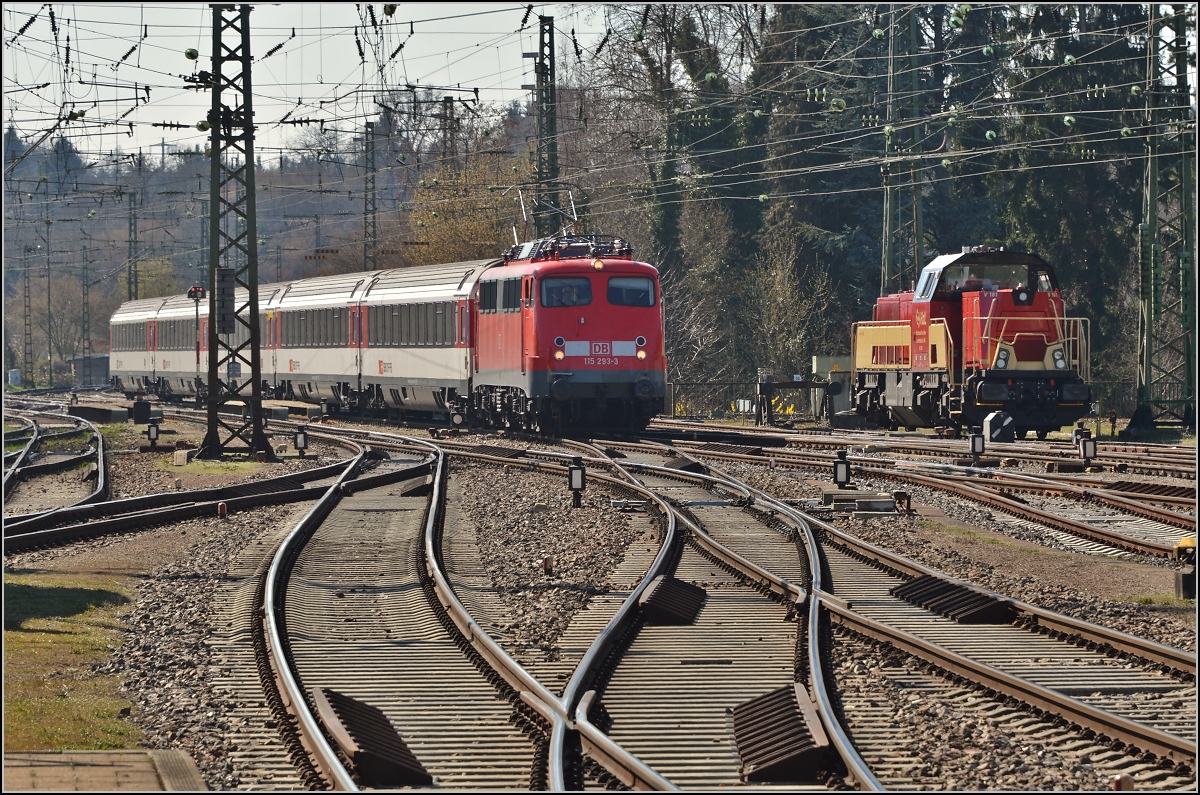 110er-Glück in Singen. 

Hier kommt 115 293-3 mit ihrem IC aus Stuttgart an. März 2014.