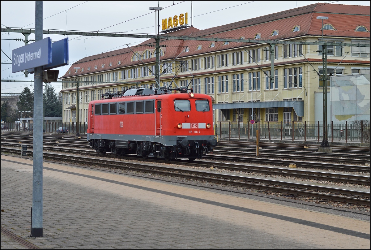 110er-Glück in Singen.

Der Kasten 110 198-4 parkt auf den Gütergleisen des Bahnhofs Singen, vor der prächtigen Kulisse des Maggi-Werks. Februar 2014.