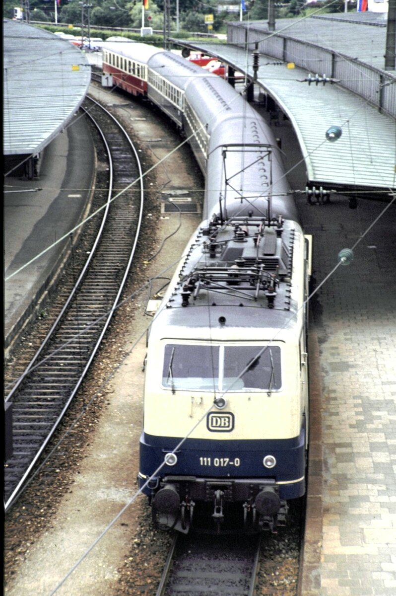 111 017-0 mit kurzem IC  Chiemsee  in Berchtesgaden am 18.06.1981.