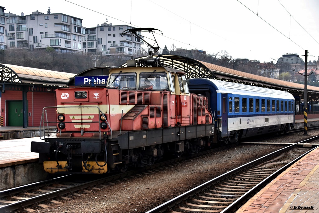 111 032-9 zog einen kurswagen durch PRAHA HL.N,17.03.17