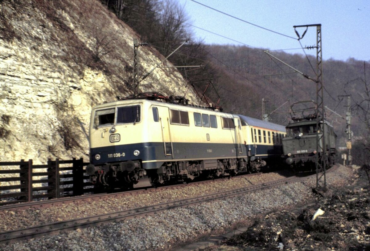 111 036-0 mit D-Zug und 193 013-0 gibt Schubhilfe f�r G�terzug auf der Geislinger Steige am 27.03.1982.