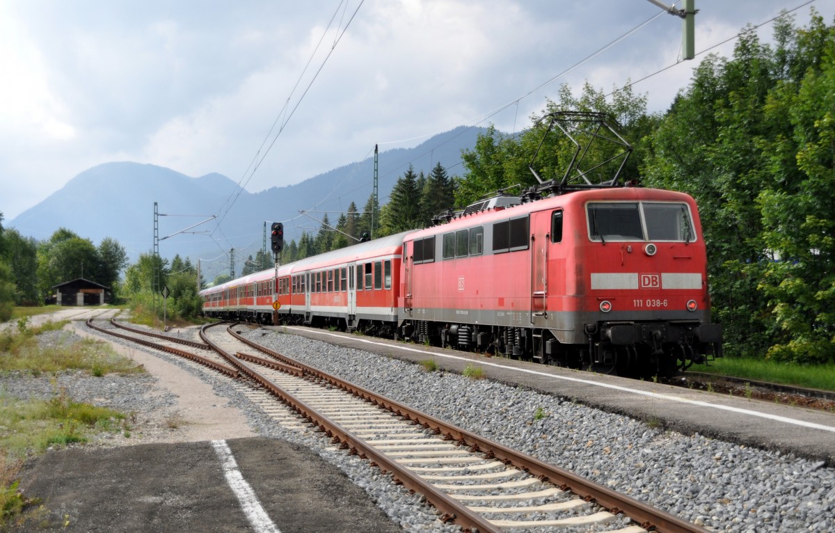 111 038-6 in Klais bei Mittenwald am 18.08.2012. Klais war einmal der höchstgelegene Intercity-Bahnhof. Heute kommt dort kein IC mehr durch.