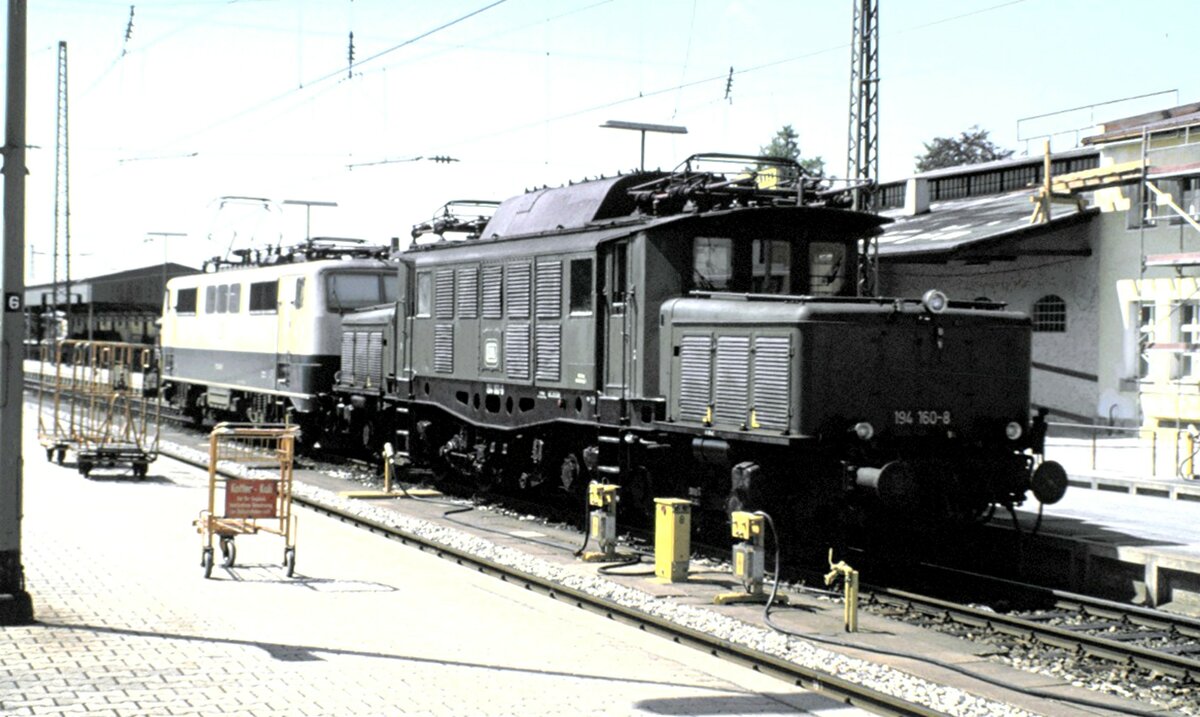 111 041-0 schleppt 194 160-8 durch den Bahnhof in Passau am 02.08.1986.