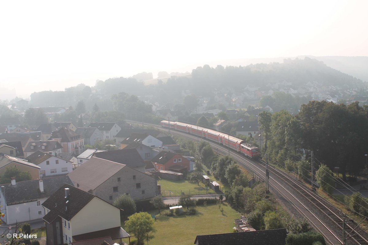 111 056-8 schiebt bei Dollnstein ein RE nach München. 24.09.16