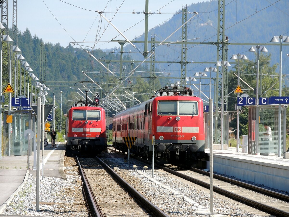 111 059-0 und 111 005-5 mit n-Wagen in Mittenwald am 12.08.2012.