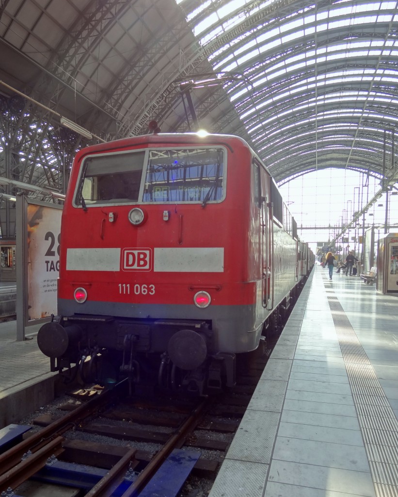 111-063 steht mit einem RE nach Mannheim bereit.
Aufgenommen im März 2014 in Frankfurt(Main) Hbf.