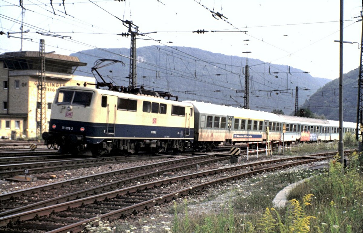 111 078-2 mit Nahverkehrszug in Geislingn/Steige am 15.08.1997.