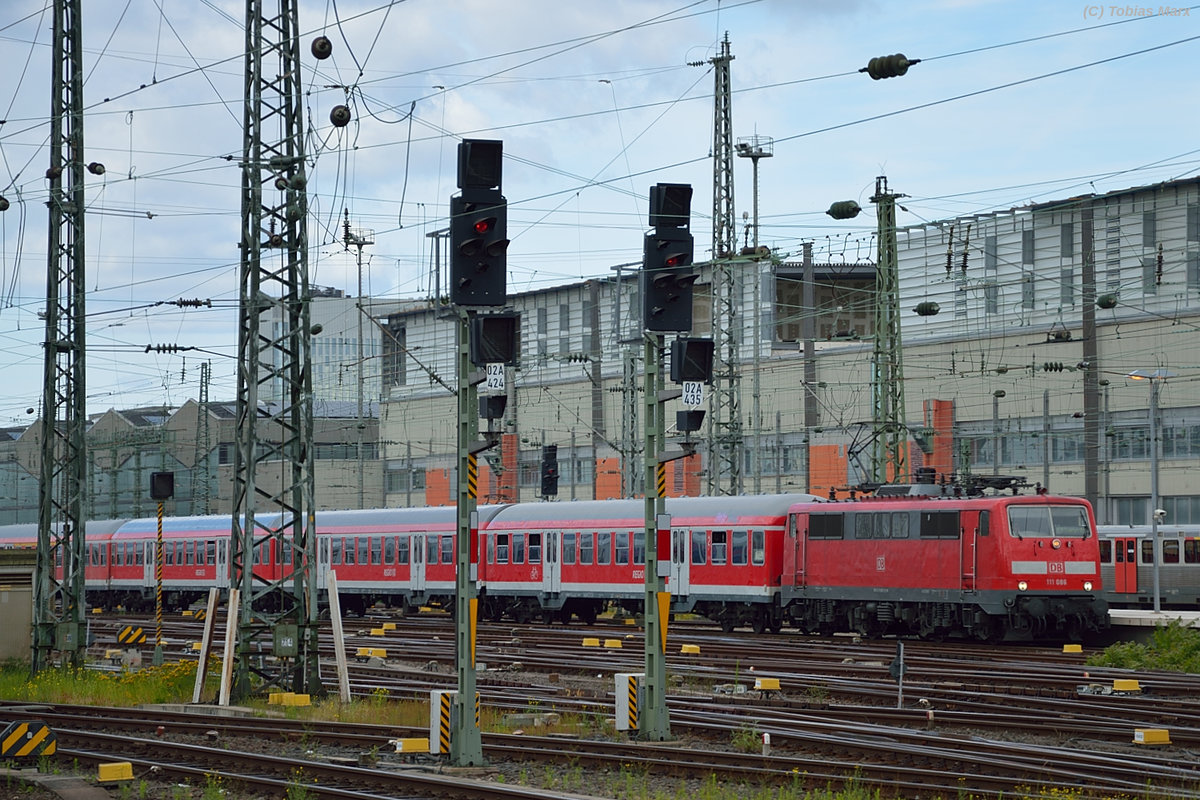 111 086 bei der Einfahrt mit der RE 70 in Frankfurt Hbf am 29.06.2016