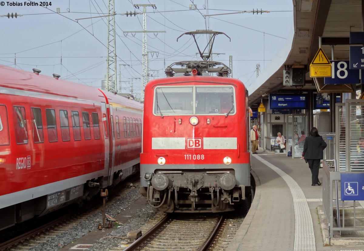 111-088 steht mit einem RE nach Stuttgart Hbf in N�rnberg Hbf auf Gleis 18 bereit.
Aufgenommen im April 2014.
