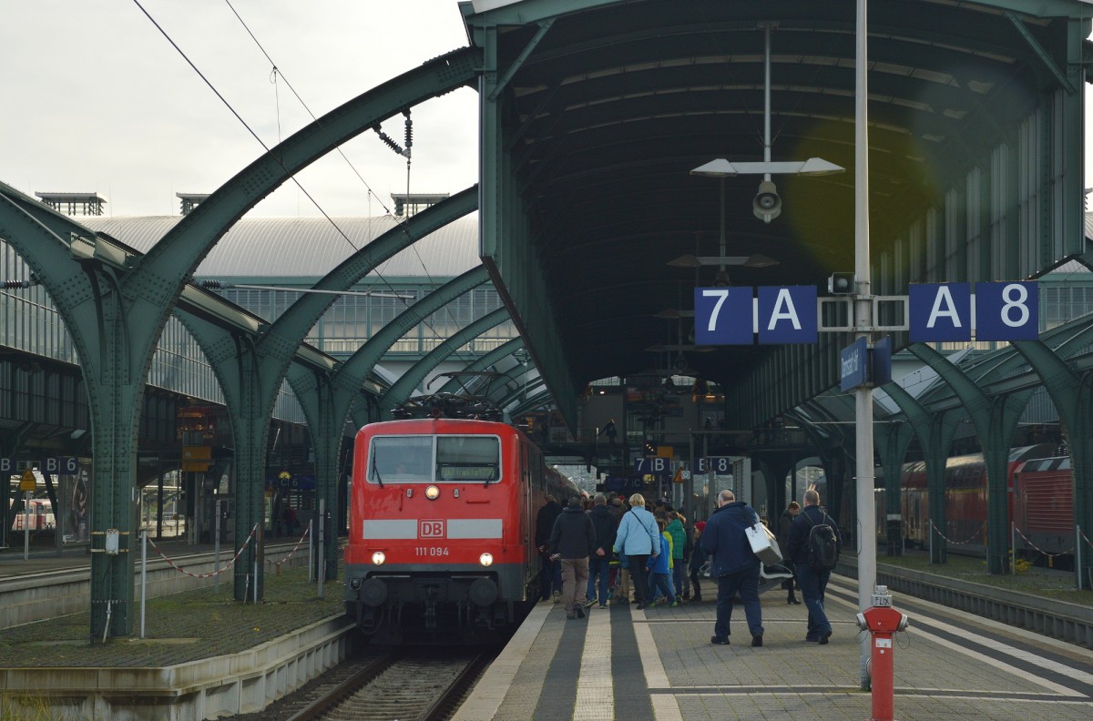 111 094 am 05.12.2015 in Darmstadt Hbf.