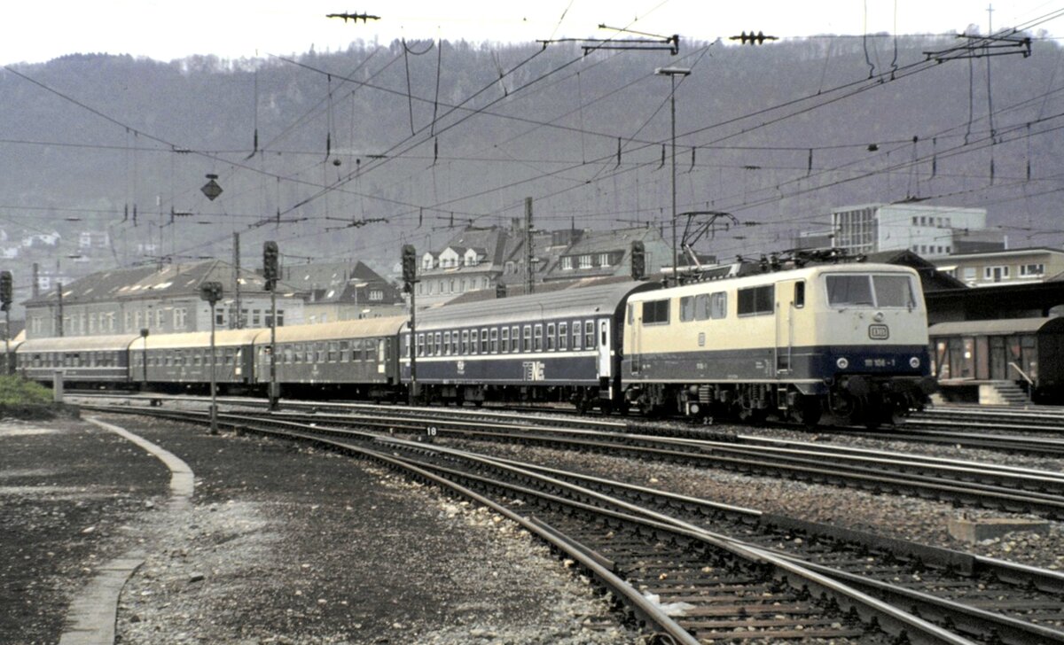 111 106-1 mit Jugoslawien-Express in Geislingen Steige am 25.04.1981. Der erste Wagen ist ein Schlafwagen WLABm 174.
