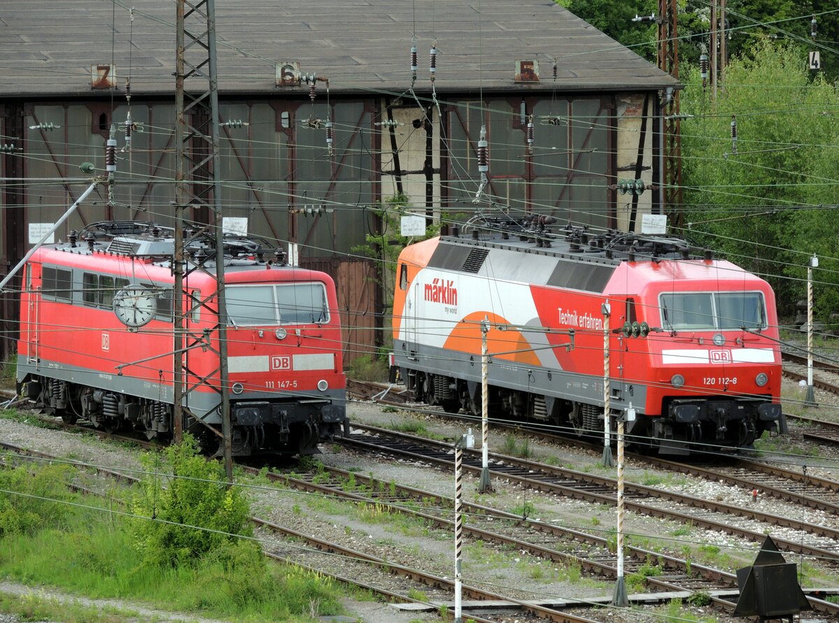 111 147-5 und 120 112-8 mit Märklin-Werbung in Ulm vor dem denkmalgeschützten, inzwischen abgerissenen E-Lok Schuppen am 19.05.2012.
