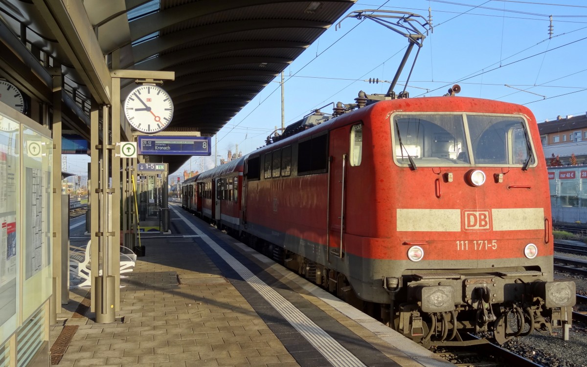 111-171 l�sst sich von der Sonne noch etwas bescheinen, bevor sie in K�rze die Reise mit ihren zwei n-Wagen nach Kronach antritt. Aufgenommen an einem Oktobermorgen 2013 in Bamberg.