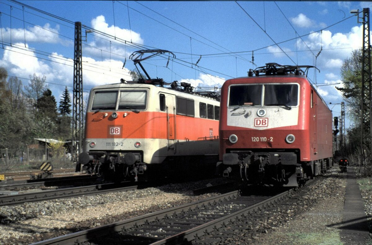 111 182-2 und 120 110-2 in Ulm am 23.04.1999.