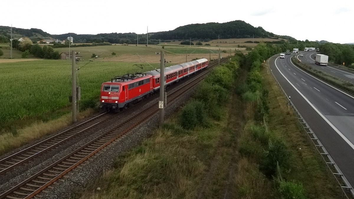 111-207 und 3 n-Wagen sind als RB 58190 am 20.August 2013 nach Ha�furt unterwegs, n�chster Halt Ebelsbach-Eltmann.
