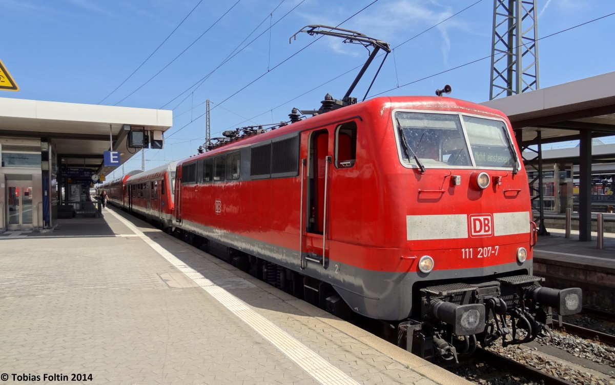 111-207 steht mit einem Wagenzug aus ein- und doppelst�ckigen Wagen in N�rnberg Hbf am Gleis 5. In 10 Minuten wird es nach Treutlingen gehen.
Aufgenommen im Mai 2014.
