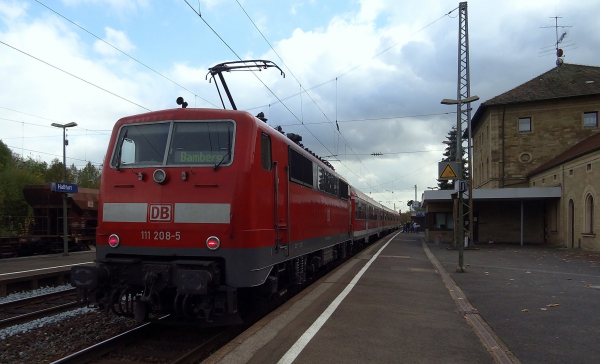 111-208 steht mit einem RE nach Bamberg in Haßfurt.
Aufgenommen im Oktober 2014.