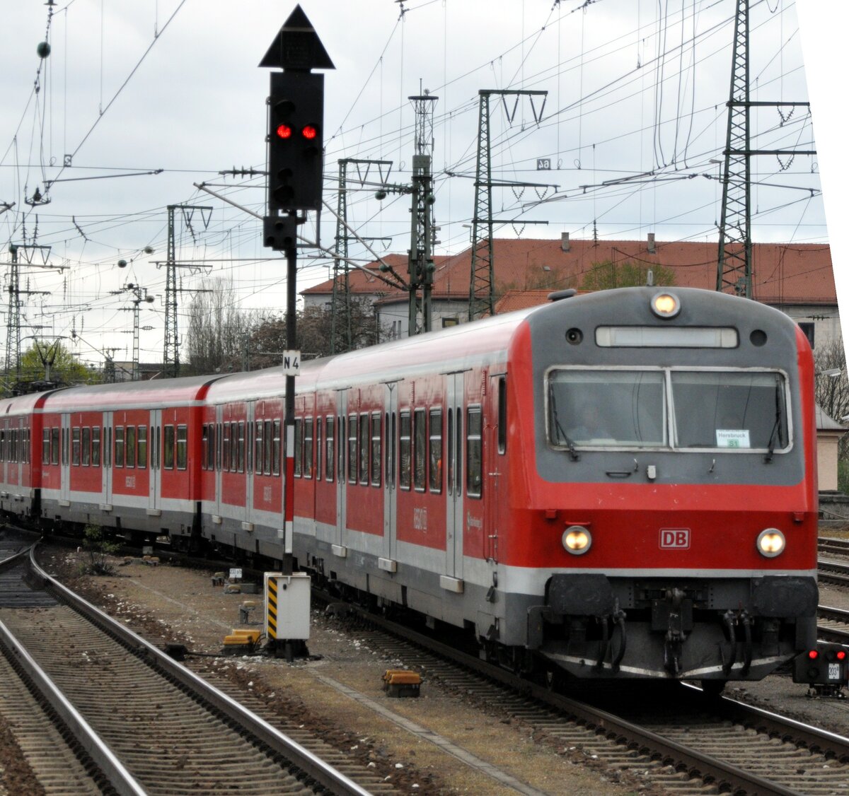 111 210-1mit Nahverkehr, hier der Steuerwagen an der Zugspitze in N�rnberg am 04.04.2011.