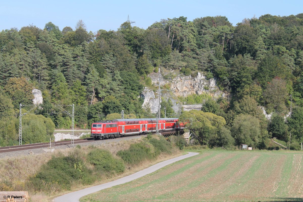 111 214-3 schiebt die RB 59157 Nürnberg - München und gleich in den Esslinger Tunnel. 24.09.16