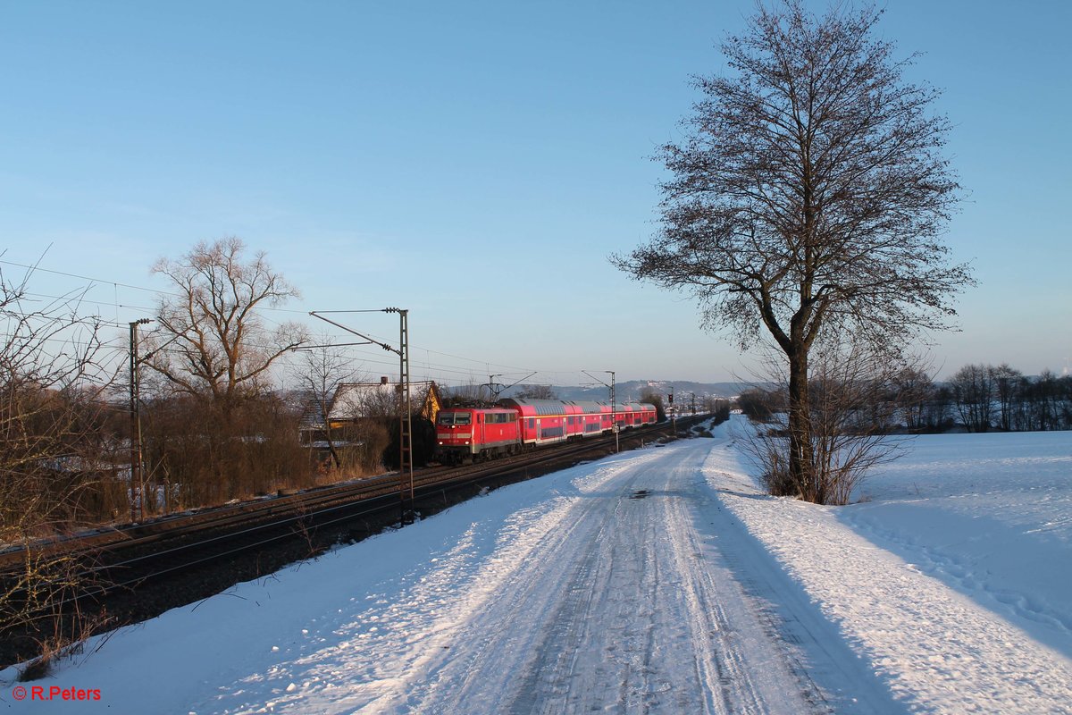 111 221-8 zieht bei Pölling den RE 4858 München - Nürnberg. 26.01.17