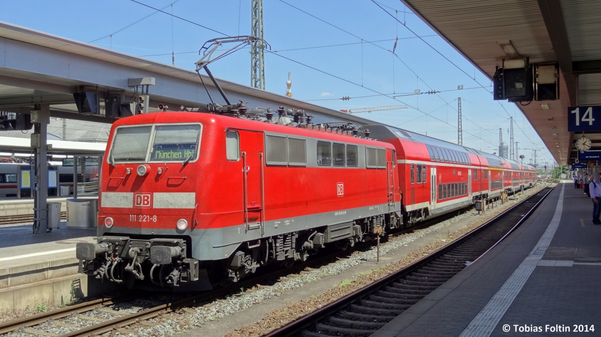 111-221 steht mit 5 Doppelstockwagen, als RE nach München Hbf in Nürnberg Hbf bereit. 
Aufgenommen im Mai 2014.