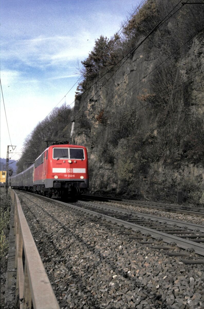 111 222-6 mit Nahverkehrszug auf der Geislinger Steige am 15.11.2001.
