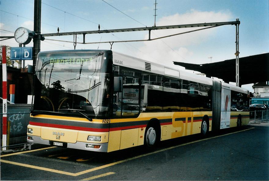 (111'331) - STI Thun - Nr. 102/BE 577'102 - MAN am 9. Oktober 2008 beim Bahnhof Thun (prov. Haltestelle)