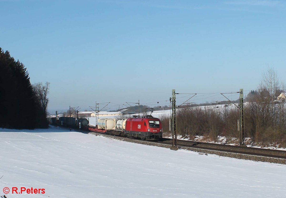 1116 058-9 zieht einen Wechselpritschenzug bei Sinsgrün. 19.01.17