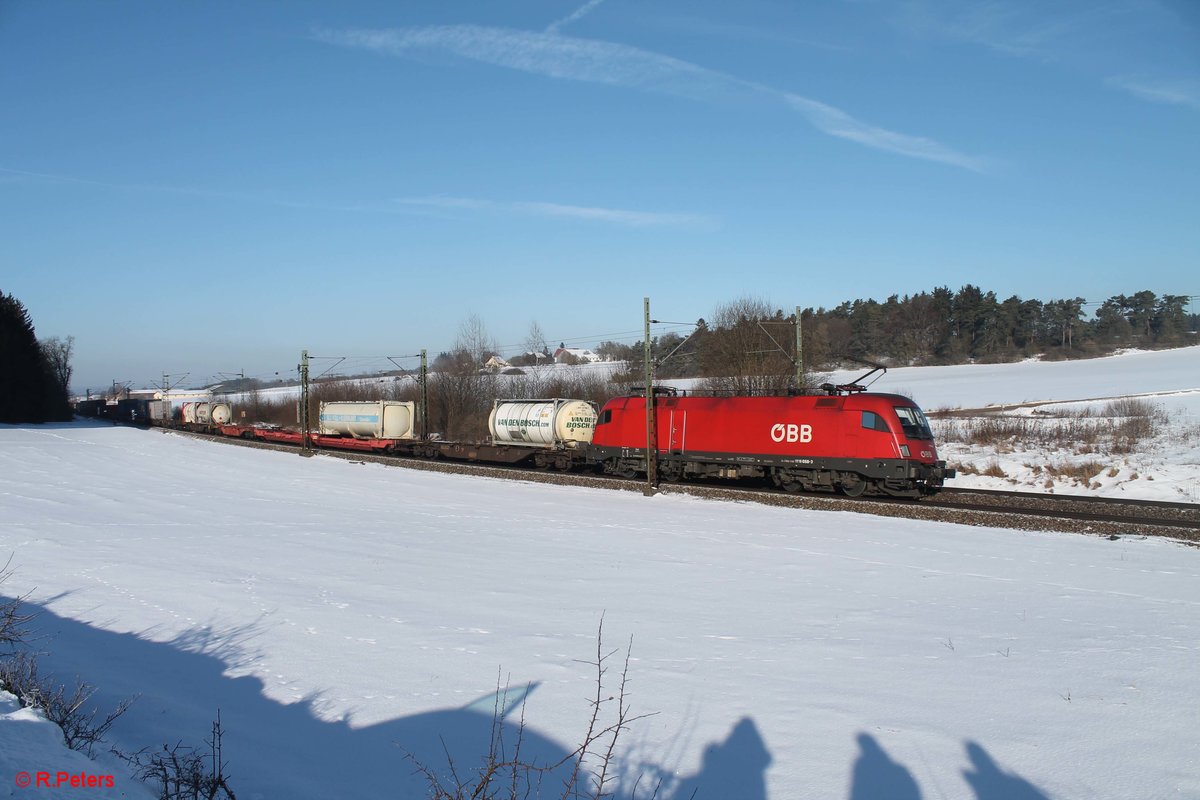 1116 058-9 zieht einen Wechselpritschenzug bei Sinsgrün. 19.01.17