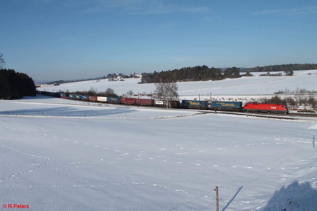 1116 074-4 zieht einen LKW-Walter bei Sinsgrün. 19.01.17