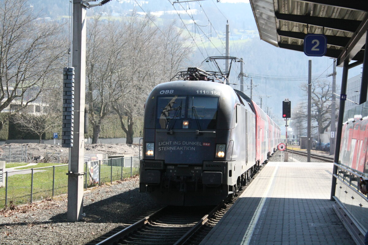 1116 158 mit dem REX mit ziel Lindau Insel (ehemals Lindau Hbf) bei der Einfahrt in den Bahnhof Lochau-H�rbranz am 24.3.21
