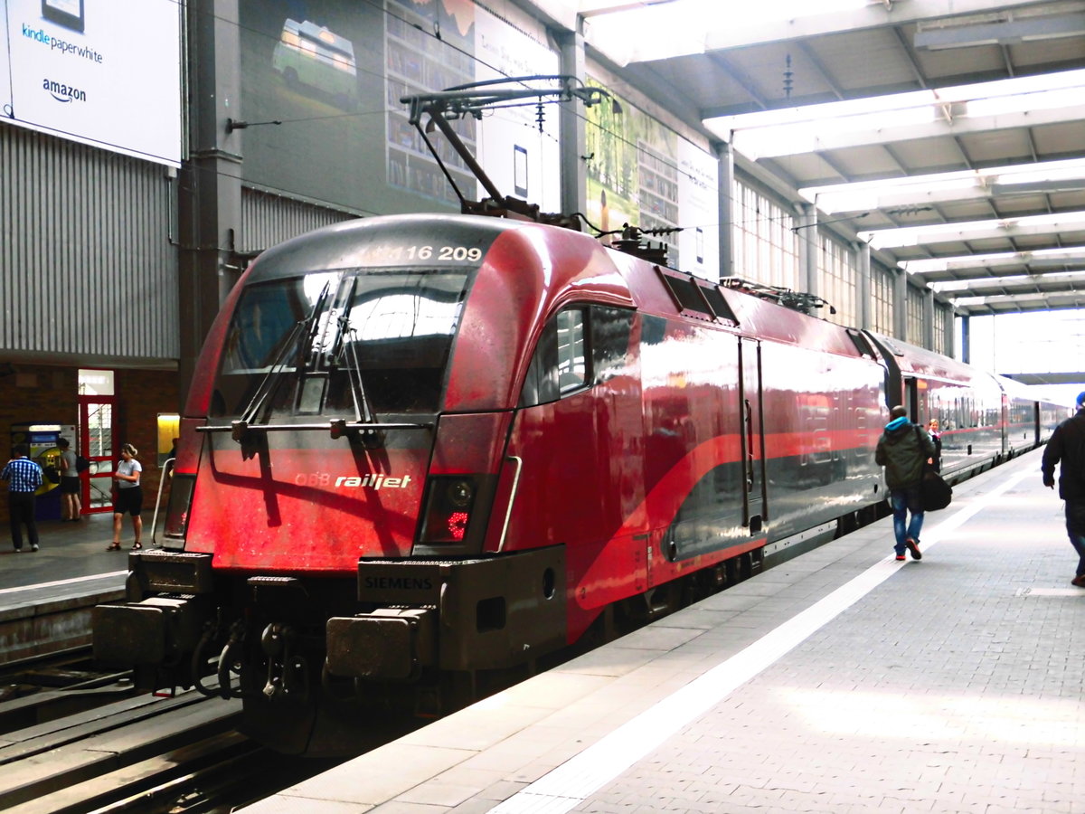 1116 209 der �BB mit einem �BBrailjet mit ziel Budapest-Kaleti im M�nchener Hbf am 21.6.17
