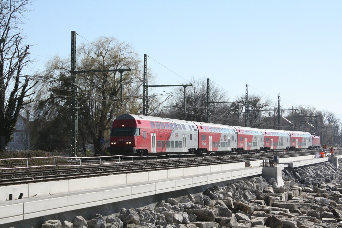 1116 273 von Lindau Insel (ehemals Lindau Hbf) kommend mit ziel Feldkirch bei der Durchfahrt am Bahn�bergang Aeschacher Ufer am 24.3.21