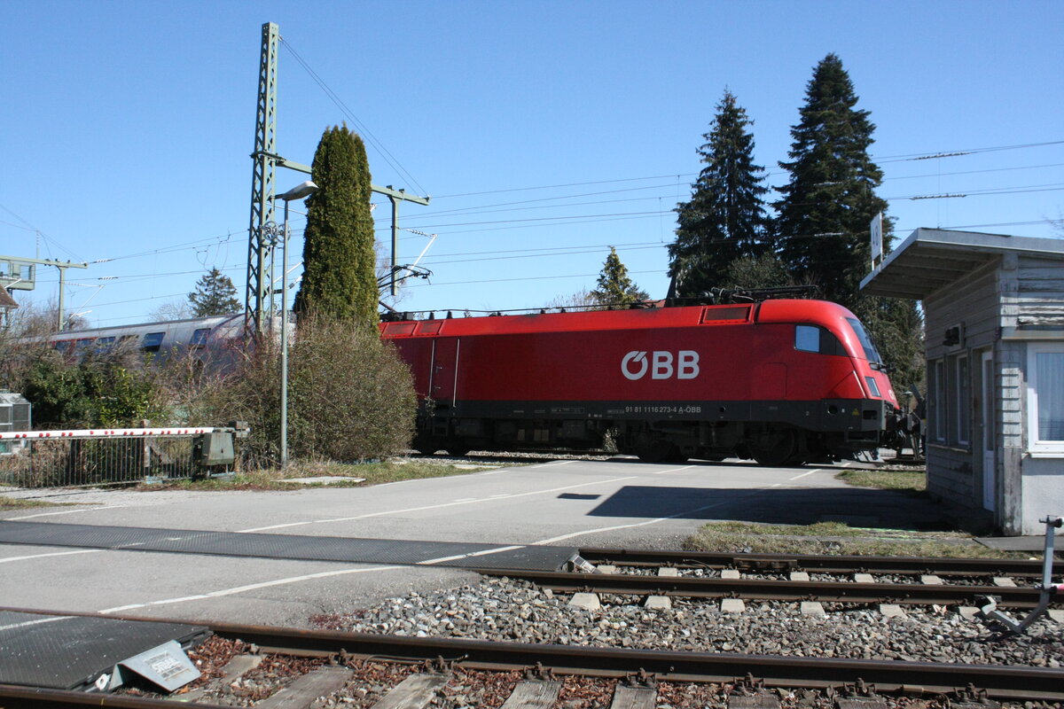 1116 273 mit einem REX mit ziel Lindau Insel (ehemals Lindau Hbf) bei der Durchfahrt am Bahn�bergang Aeschacher Ufer am 24.3.21