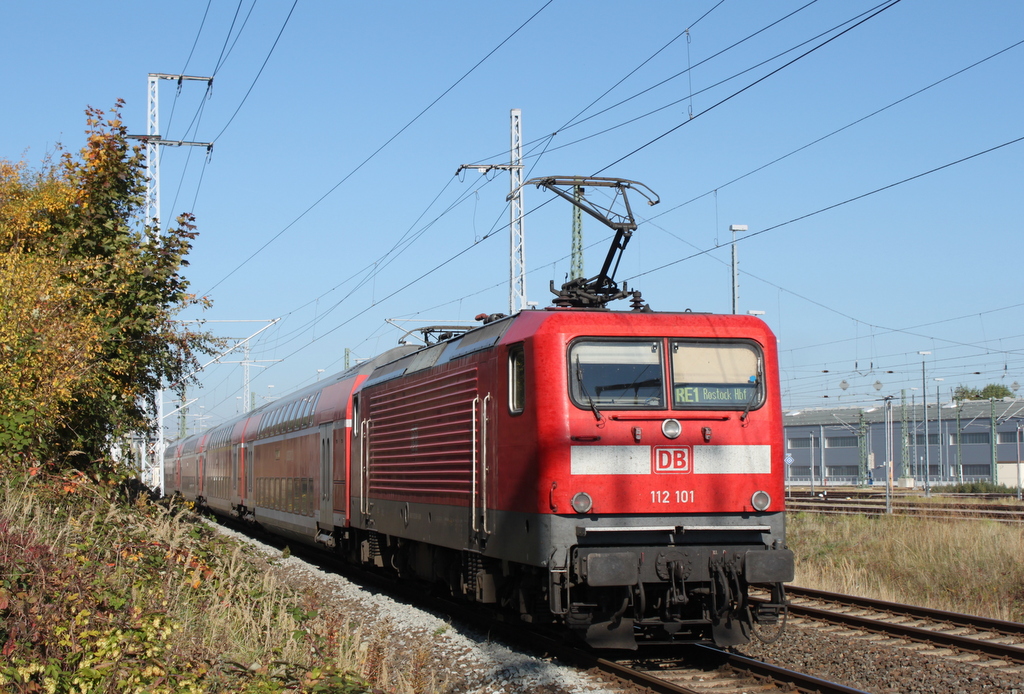 112 101-1 mit RE 4309(Hamburg-Rostock)bei der Einfahrt im Rostocker Hbf gegen 12:51 Uhr.12.10.2018 