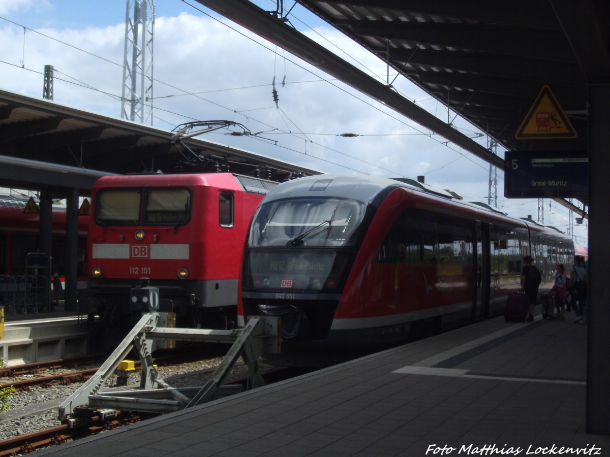 112 101 und 642 551/ 051 als RB12 mit ziel Graal-M�ritz im Bahnhof Rostock Hbf am 15.7.14