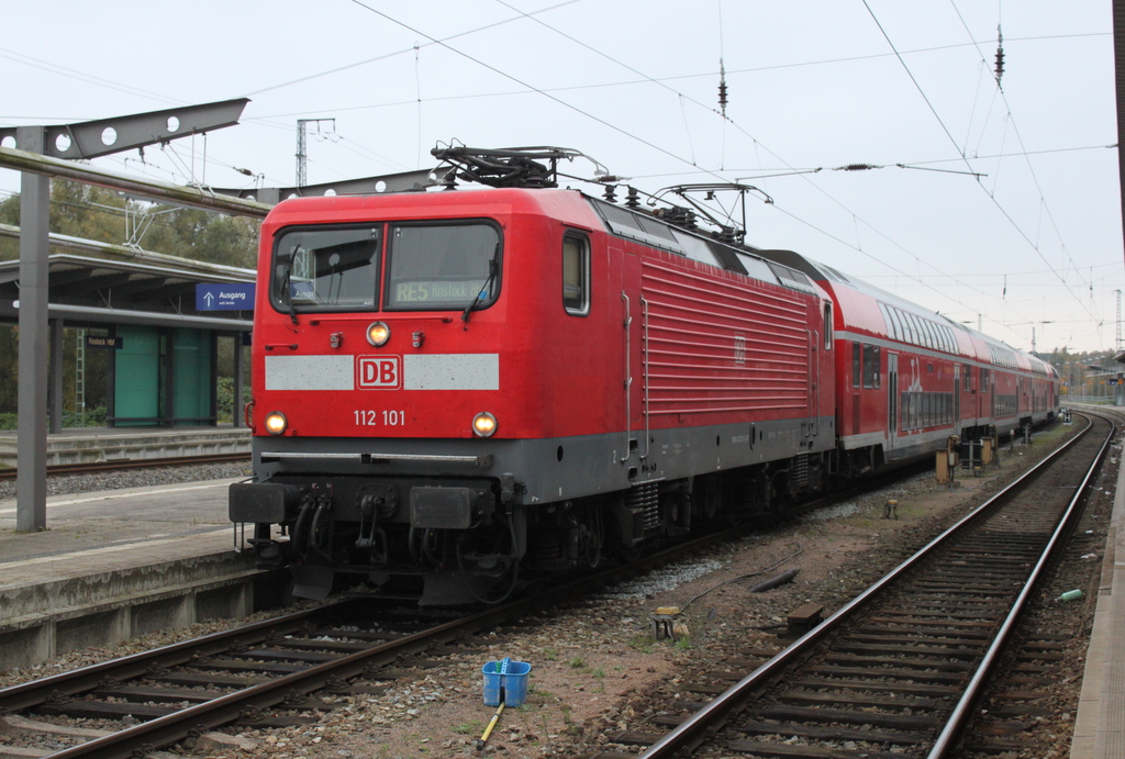 112 101 mit RE 4359 von Rostock Hbf nach Oranienburg kurz vor der Ausfahrt im Rostocker Hbf.14.10.2017