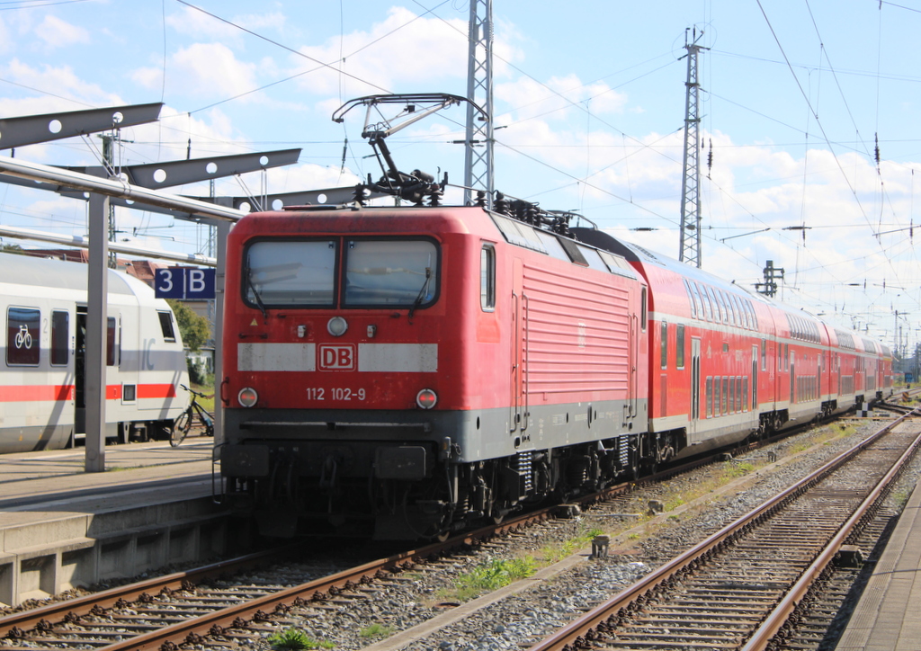 112 102-9 mit RE 4361(Rostock-Oranienburg)bei der Ausfahrt im Rostocker Hbf.15.09.2023