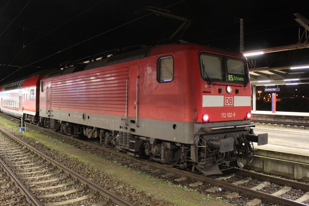 112 102-9 statt Twindexx mit RE 4355 von Rostock nach Elsterwerda kurz vor der Ausfahrt im Rostocker Hbf.27.12.2017
